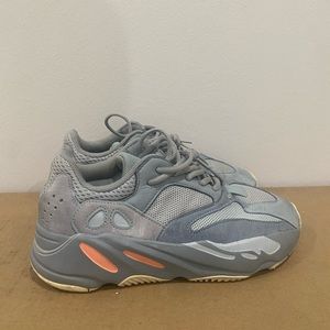 Selling Adidas Yeezy 700 inertia size 7.5